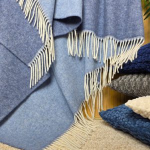 Alternative view of Wolldecke & Wollplaid, 90 % Merinowolle,10% Kaschmir "Faro DF" dunkelblau-blau