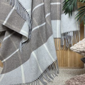 Alternative view of Wolldecke & Wollplaid, 90 % Merinowolle,10% Kaschmir "Faro Karo" hellgrau-braun