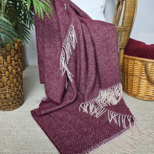 Alternative view of Wollplaid & Wolldecke "Tirol M" dunkelrot