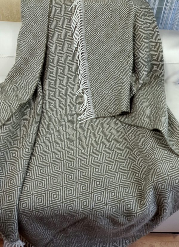 Wollplaid & Wolldecke "Tirol-V" olive – Bild 5