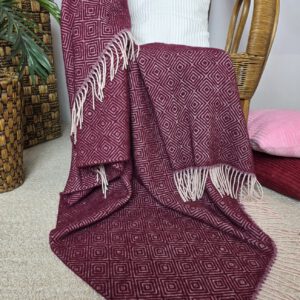 Alternative view of Wollplaid & Wolldecke "Tirol V" dunkelrot