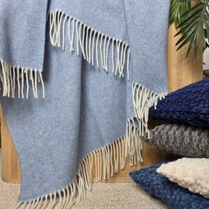 Alternative view of Wolldecke & Wollplaid, 90 % Merinowolle,10% Kaschmir "Faro A" hellblau