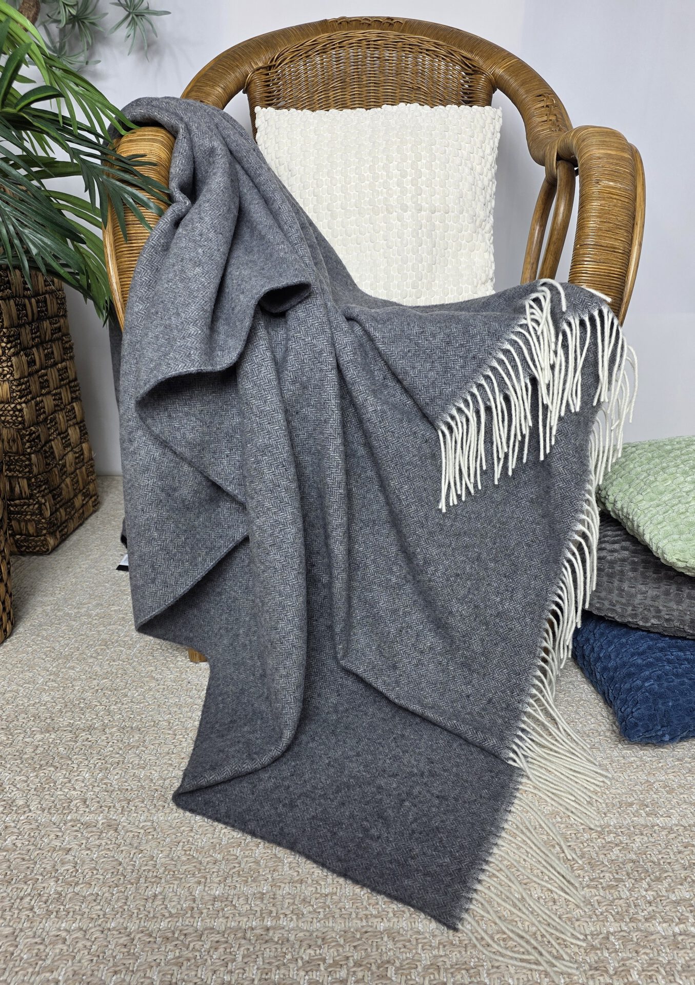 Wolldecke & Wollplaid, 90 % Merinowolle,10% Kaschmir "Faro A" dunkelgrau – Bild 3