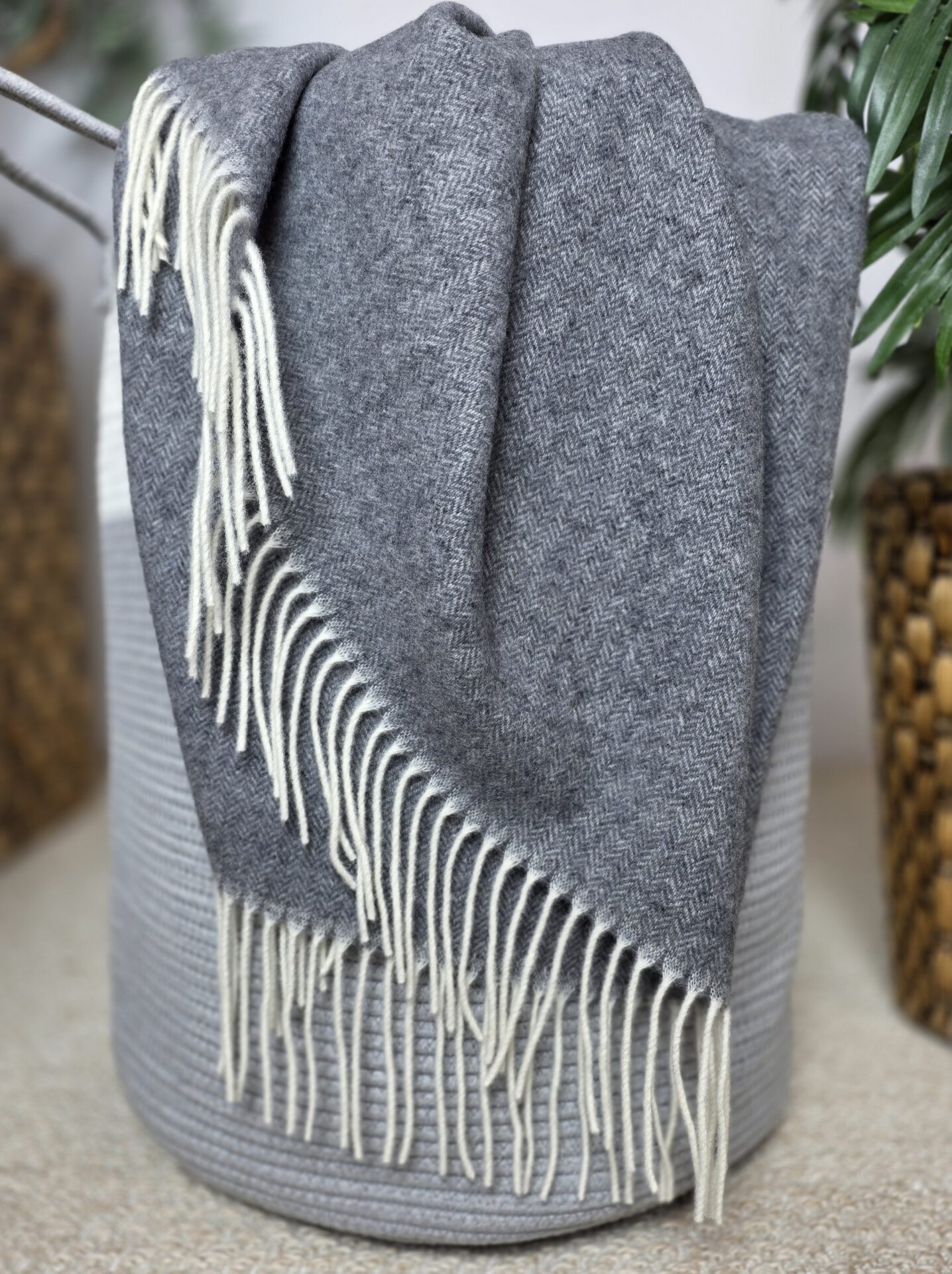 Wolldecke & Wollplaid, 90 % Merinowolle,10% Kaschmir "Faro A" dunkelgrau – Bild 5