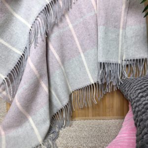 Alternative view of Wolldecke & Wollplaid, 90 % Merinowolle,10% Kaschmir "Faro Karo" hellgrau-rosa