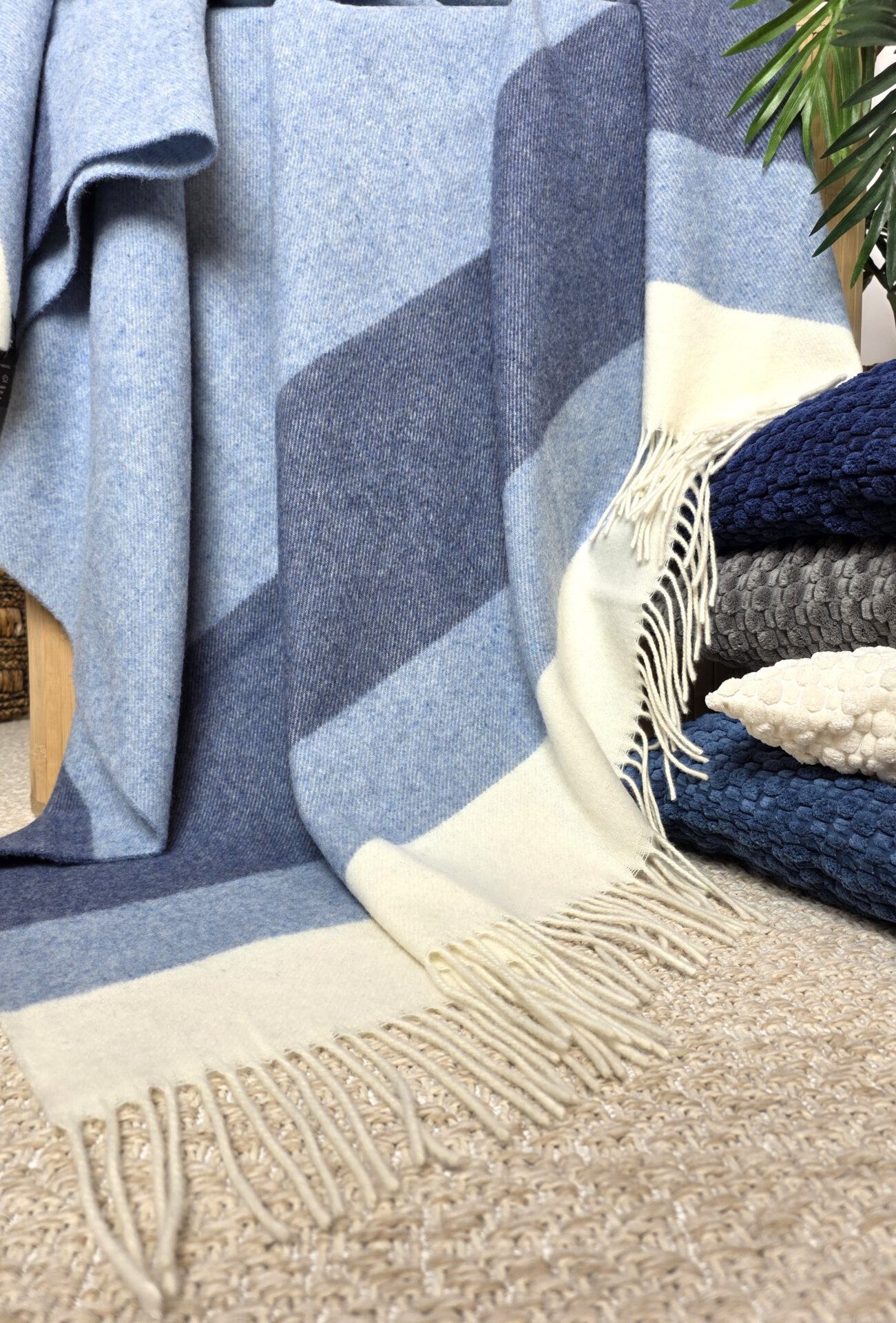 Wolldecke & Wollplaid, 90 % Merinowolle,10% Kaschmir "Faro S" blau-hellblau – Bild 4