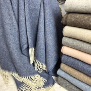 Alternative view of Wolldecke & Wollplaid, 90 % Merinowolle,10% Kaschmir "Faro A" dunkelblau