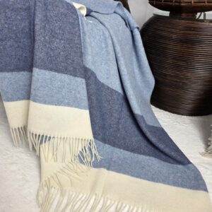 Alternative view of Wolldecke & Wollplaid, 90 % Merinowolle,10% Kaschmir "Faro S" blau-hellblau