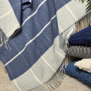 Alternative view of Wolldecke & Wollplaid, 90 % Merinowolle,10% Kaschmir "Faro Karo" hellgrau-dunkelblau