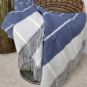 Alternative view of Wolldecke & Wollplaid, 90 % Merinowolle,10% Kaschmir "Faro Karo" hellgrau-dunkelblau