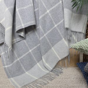 Alternative view of Wolldecke & Wollplaid, 90 % Merinowolle,10% Kaschmir "Faro Karo" hellgrau-hellgrau