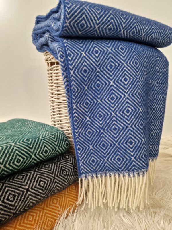 Wollplaid & Wolldecke "Tirol-V" blau – Bild 5