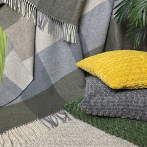 Alternative view of Wolldecke & Wollplaid, 90 % Merinowolle,10% Kaschmir "Faro Karo" grau-olive-hellgrau