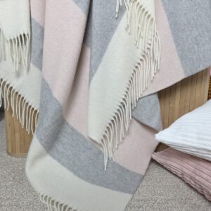 Alternative view of Wolldecke & Wollplaid, 90 % Merinowolle,10% Kaschmir "Faro S" rosa-hellgrau