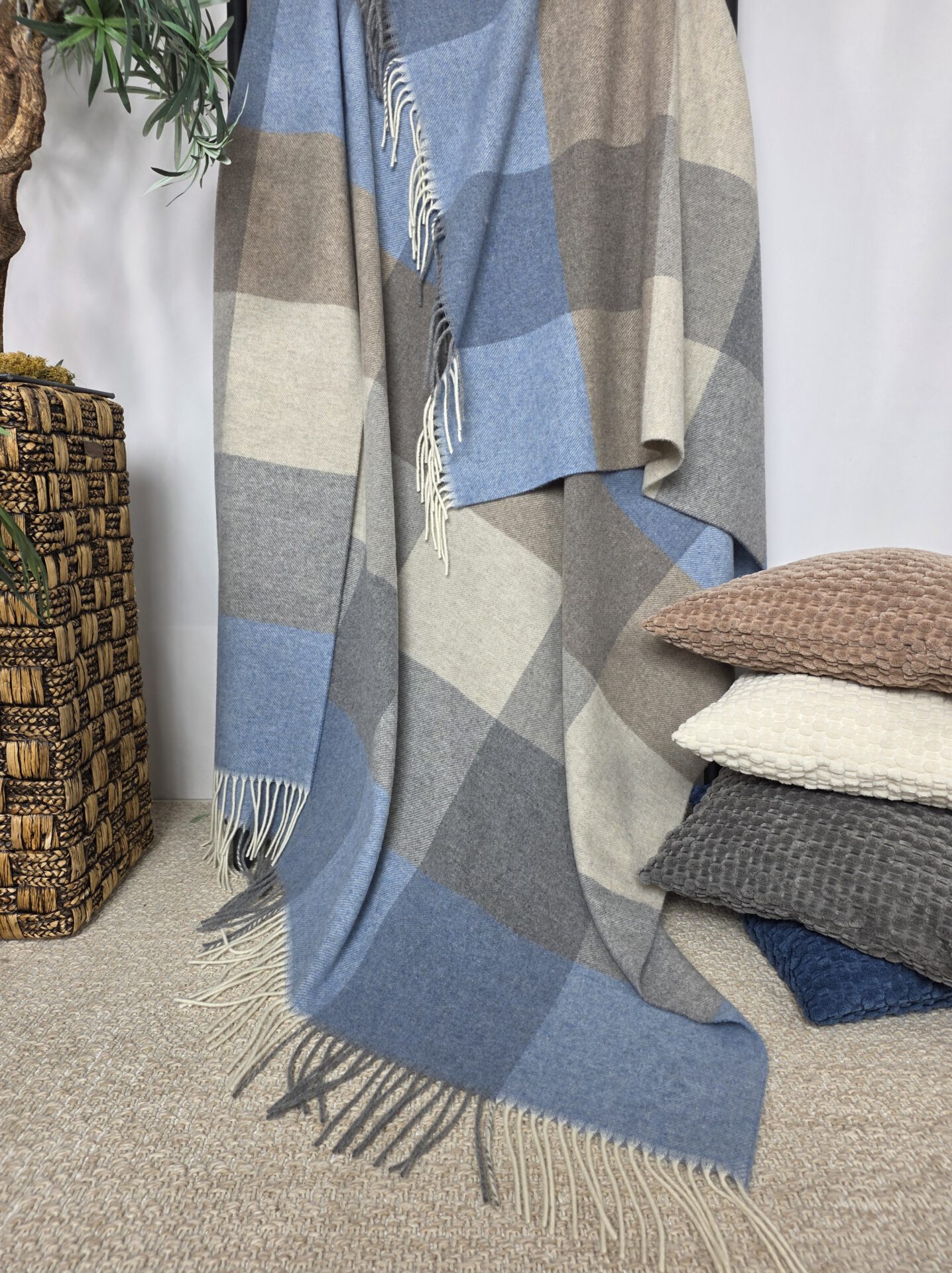 Wolldecke & Wollplaid, 90 % Merinowolle,10% Kaschmir "Faro Q" grau-braun-blau – Bild 3