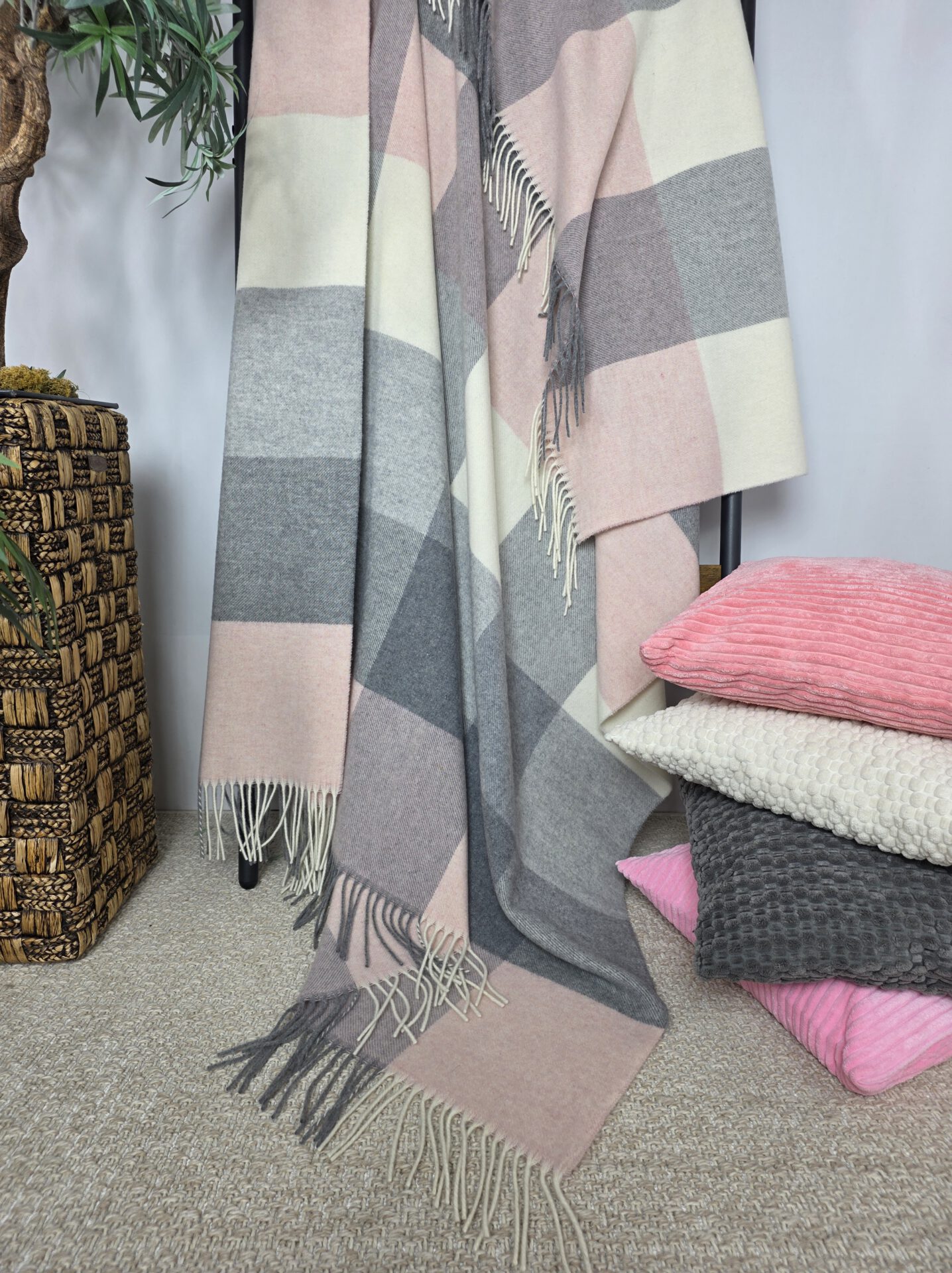 Wolldecke & Wollplaid, 90 % Merinowolle,10% Kaschmir "Faro Q" grau-rosa-weiß – Bild 3