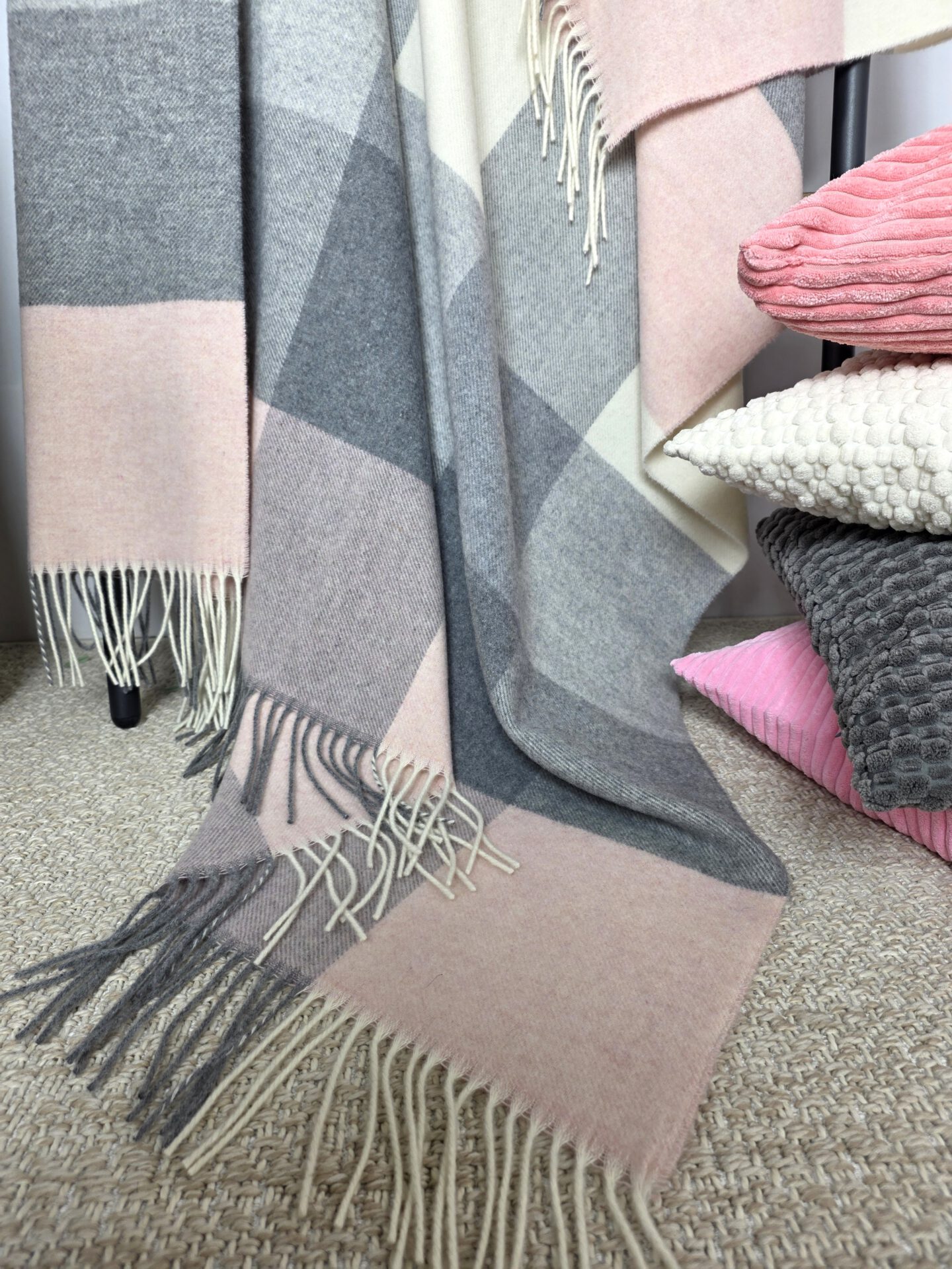 Wolldecke & Wollplaid, 90 % Merinowolle,10% Kaschmir "Faro Q" grau-rosa-weiß – Bild 4
