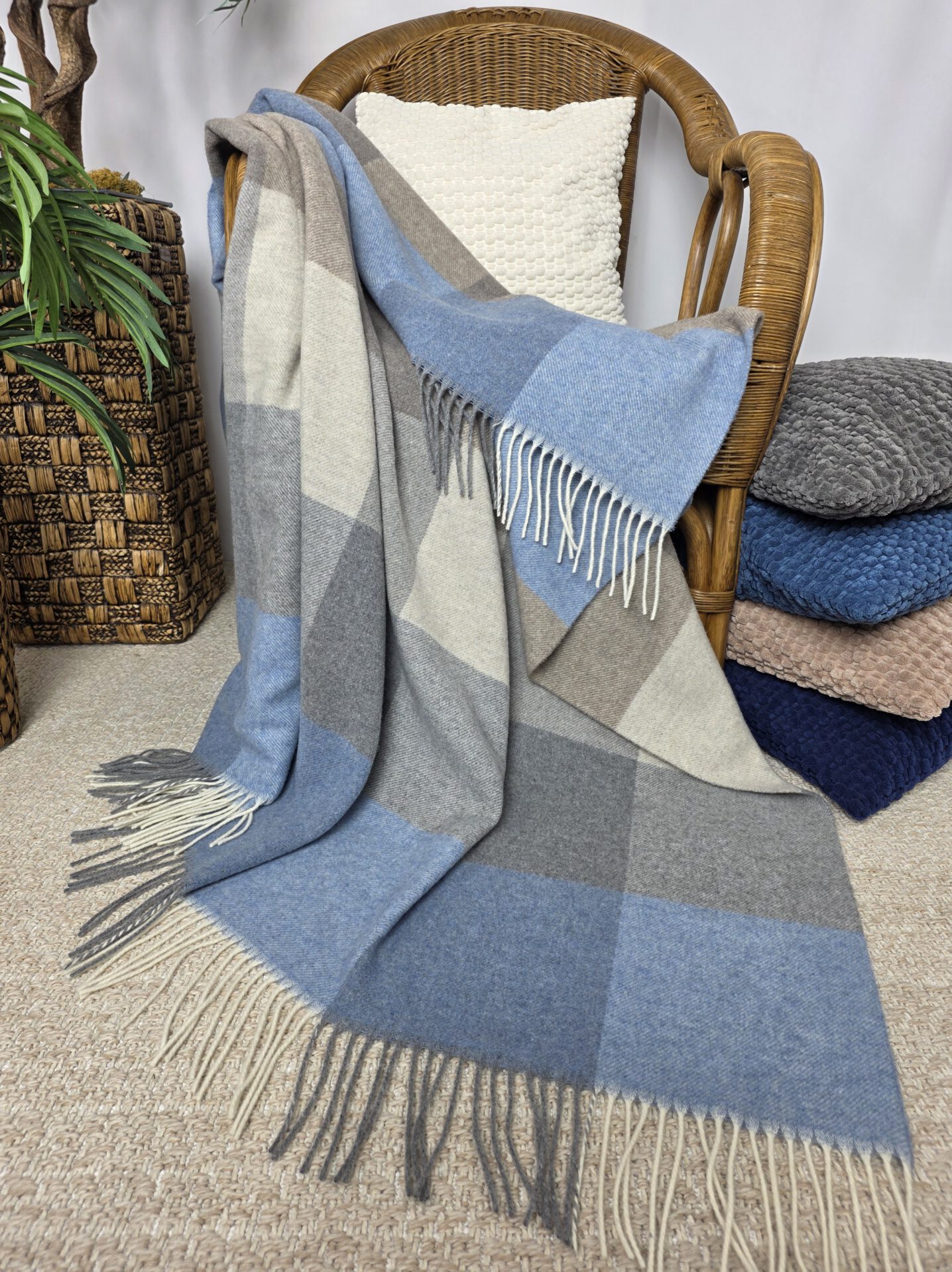 Wolldecke & Wollplaid, 90 % Merinowolle,10% Kaschmir "Faro Q" grau-braun-blau – Bild 5