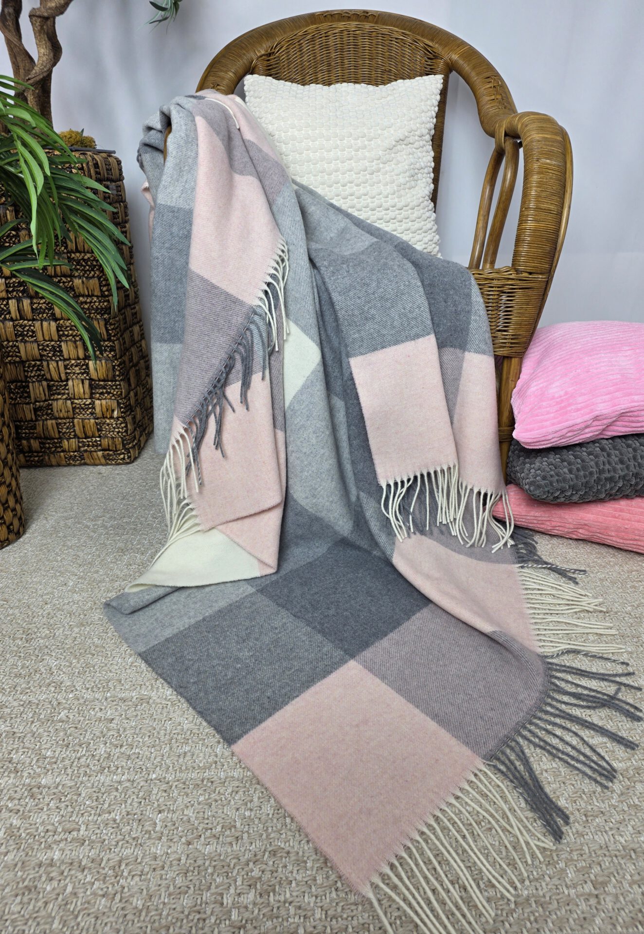 Wolldecke & Wollplaid, 90 % Merinowolle,10% Kaschmir "Faro Q" grau-rosa-weiß – Bild 5