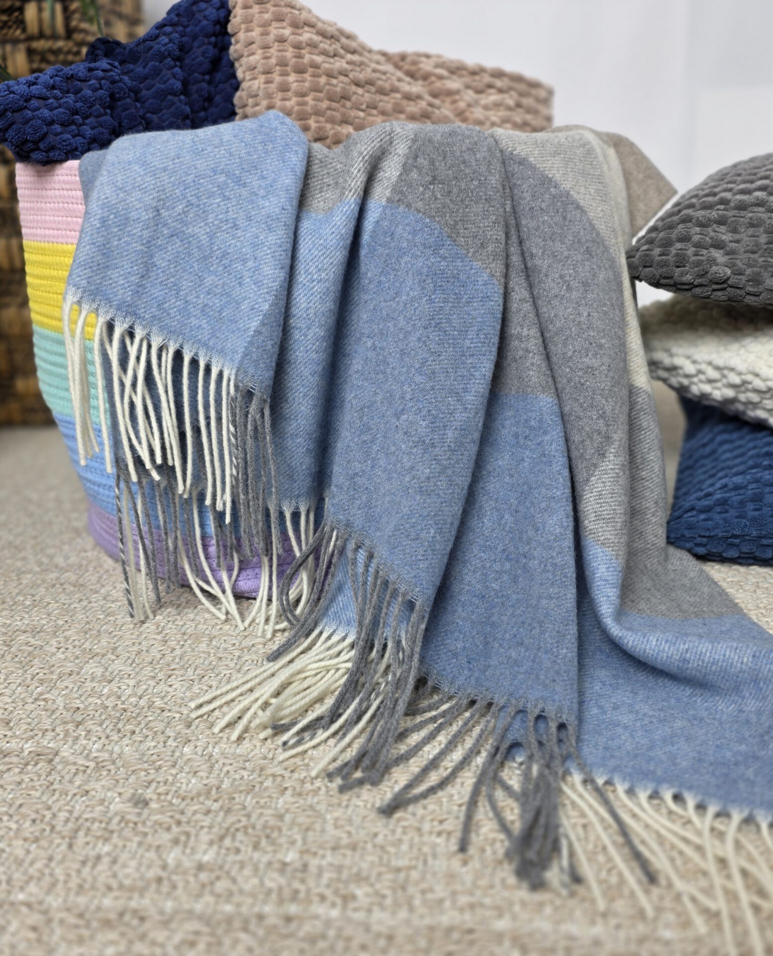Wolldecke & Wollplaid, 90 % Merinowolle,10% Kaschmir "Faro Q" grau-braun-blau – Bild 6