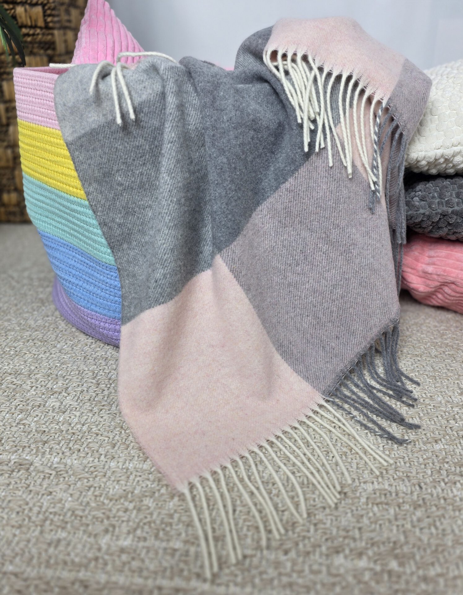 Wolldecke & Wollplaid, 90 % Merinowolle,10% Kaschmir "Faro Q" grau-rosa-weiß – Bild 6