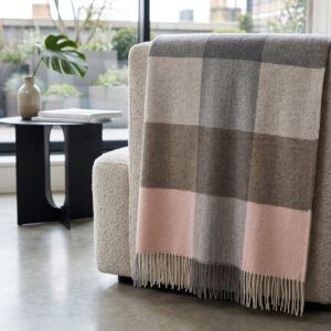 Alternative view of Wolldecke & Wollplaid, 90 % Merinowolle,10% Kaschmir "Faro Q" grau-braun-rosa
