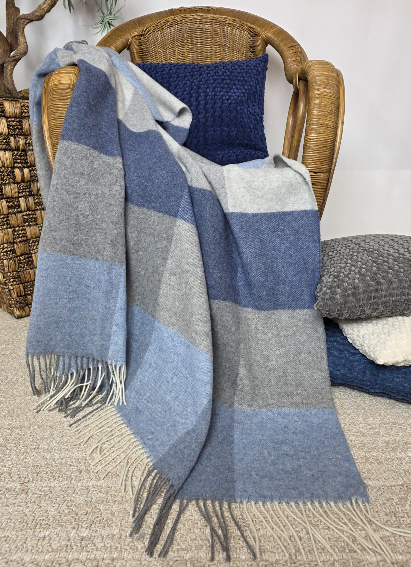 Wolldecke & Wollplaid, 90 % Merinowolle,10% Kaschmir "Faro Karo" grau-blau-hellblau – Bild 3