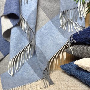 Alternative view of Wolldecke & Wollplaid, 90 % Merinowolle,10% Kaschmir "Faro Karo" grau-blau-hellblau