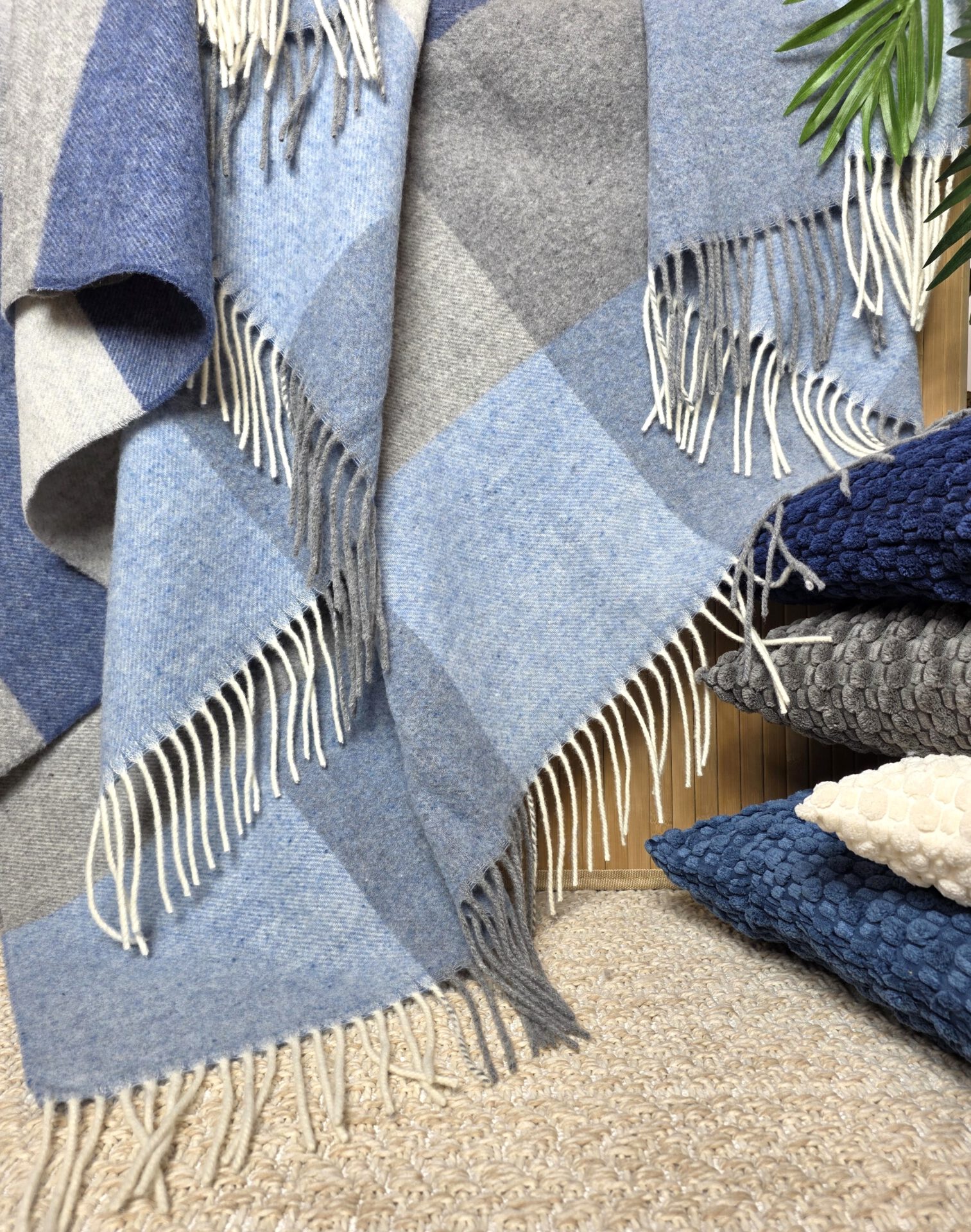 Wolldecke & Wollplaid, 90 % Merinowolle,10% Kaschmir "Faro Karo" grau-blau-hellblau – Bild 2