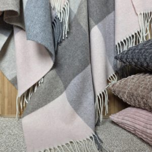 Alternative view of Wolldecke & Wollplaid, 90 % Merinowolle,10% Kaschmir "Faro Karo" grau-braun-rosa