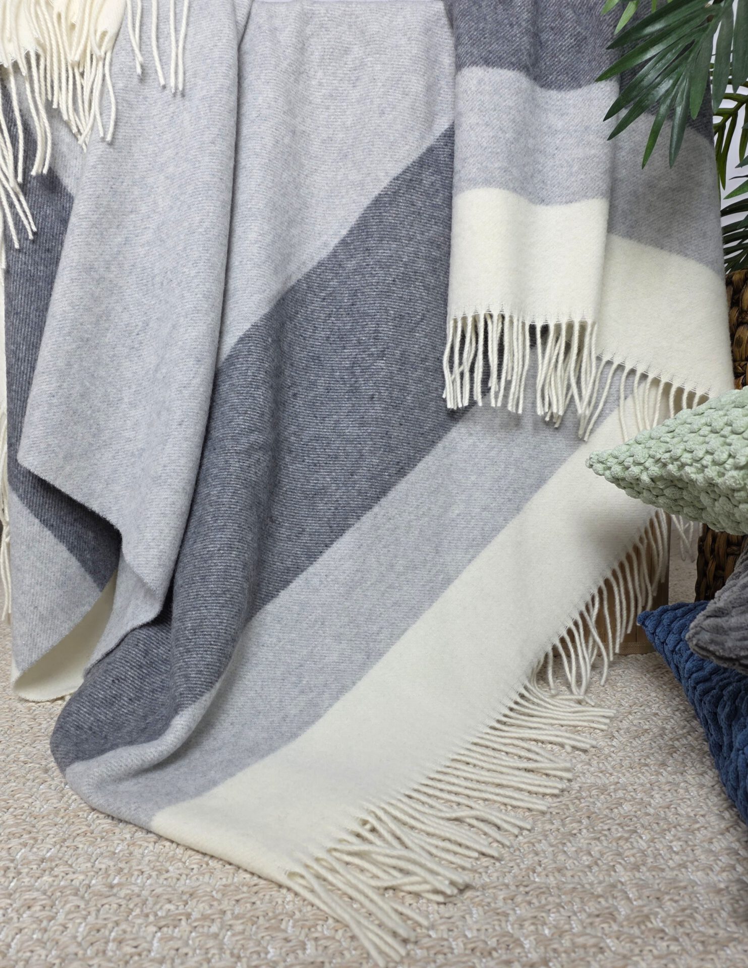 Wolldecke & Wollplaid, 90 % Merinowolle,10% Kaschmir "Faro S" grau-dunkelgrau – Bild 5