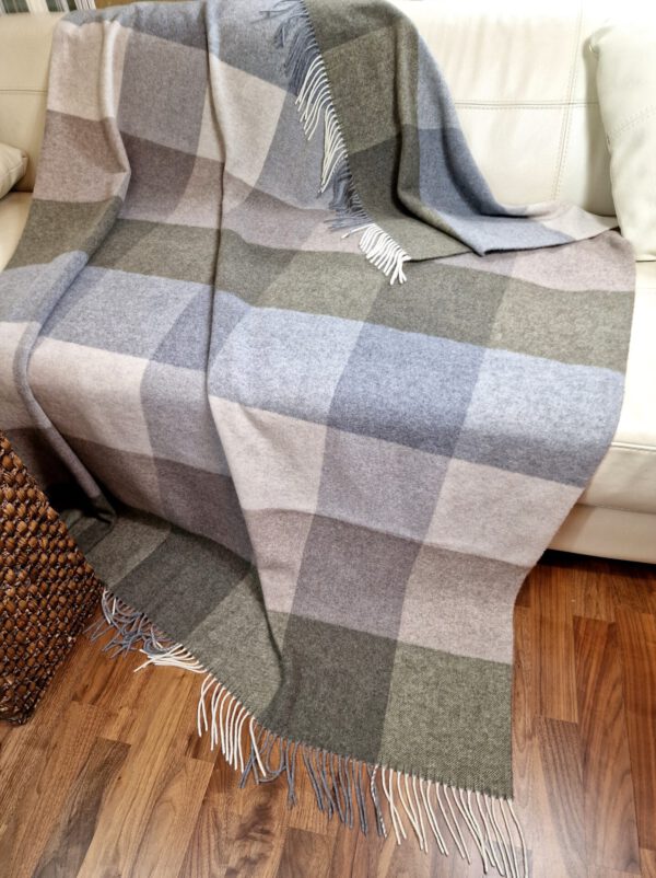 Wolldecke & Wollplaid, 90 % Merinowolle,10% Kaschmir "Faro-Quadrate" khaki-grau – Bild 2