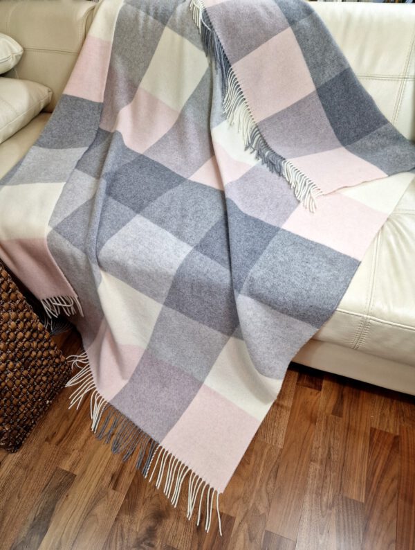 Wolldecke & Wollplaid, 90 % Merinowolle,10% Kaschmir "Faro-Quadrate" rosa-grau-weiß – Bild 2