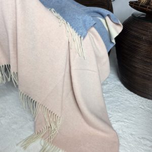 Alternative view of Wolldecke & Wollplaid, 90 % Merinowolle,10% Kaschmir "Faro-Zweifarbig" blau-rosa