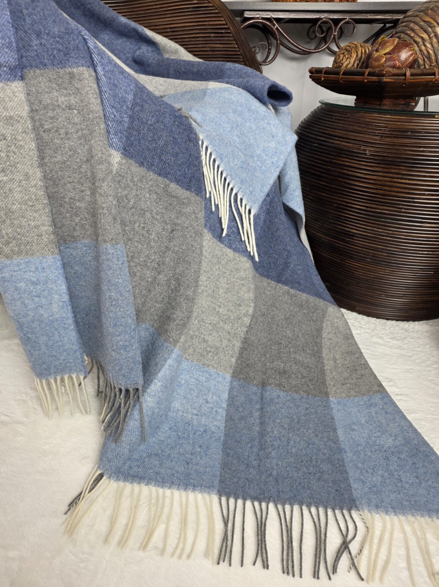 Wolldecke & Wollplaid, 90 % Merinowolle,10% Kaschmir "Faro Karo" grau-blau-hellblau – Bild 2