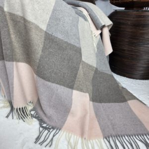 Alternative view of Wolldecke & Wollplaid, 90 % Merinowolle,10% Kaschmir "Faro Karo" grau-braun-rosa