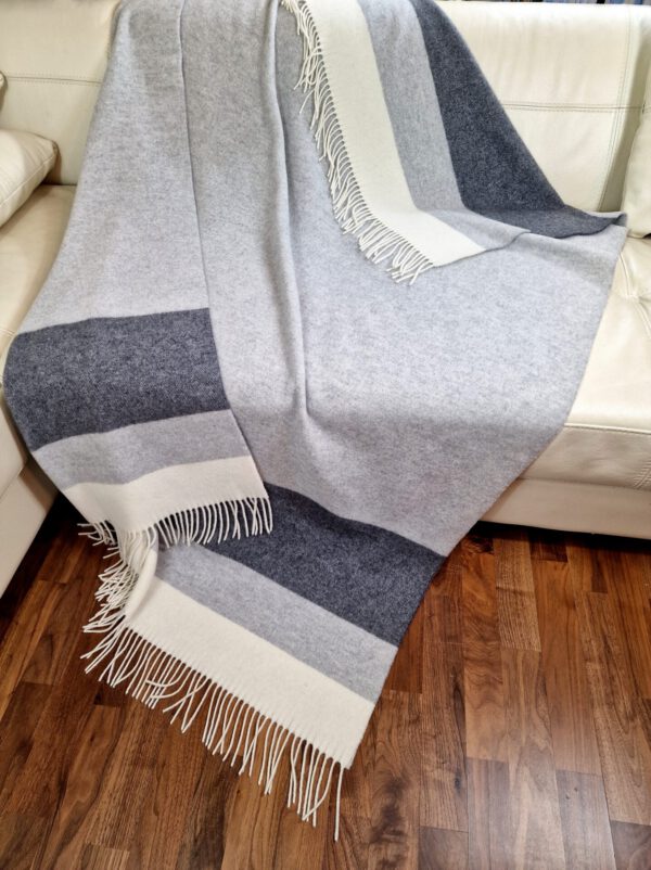 Wolldecke & Wollplaid, 90 % Merinowolle,10% Kaschmir "Faro-Streifen" grau-dunkelgrau – Bild 2