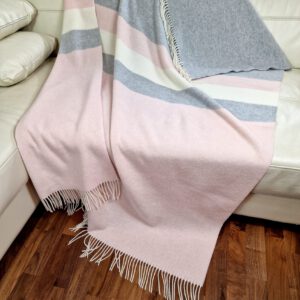 Alternative view of Wolldecke & Wollplaid, 90 % Merinowolle,10% Kaschmir "Faro-Zweifarbig" rosa-grau