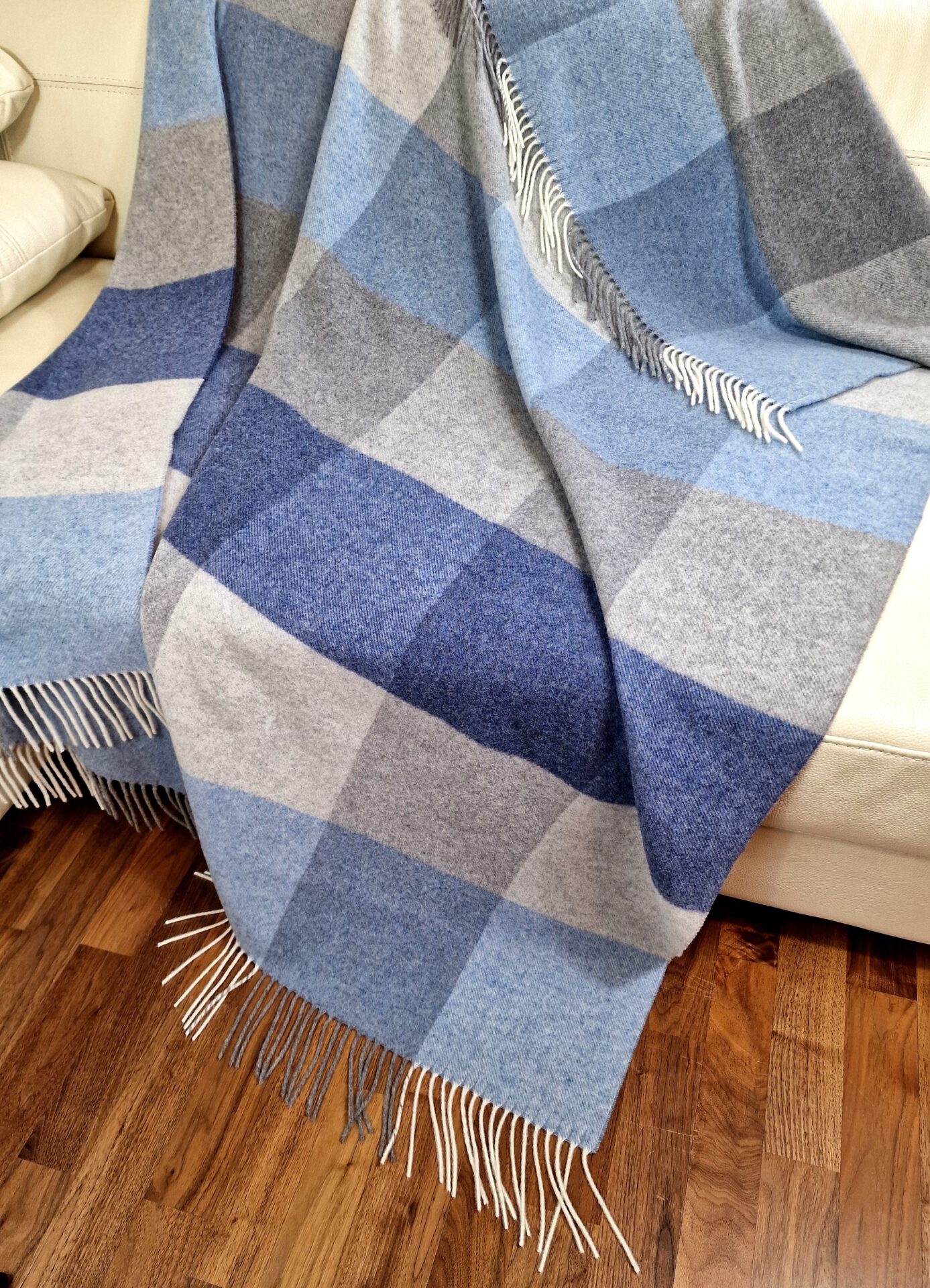 Wolldecke & Wollplaid, 90 % Merinowolle,10% Kaschmir "Faro Karo" grau-blau-hellblau – Bild 3