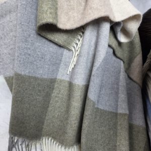 Alternative view of Wolldecke & Wollplaid, 90 % Merinowolle,10% Kaschmir "Faro Karo" grau-olive-hellgrau