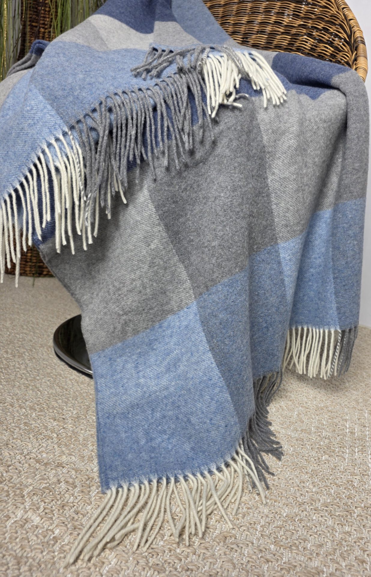 Wolldecke & Wollplaid, 90 % Merinowolle,10% Kaschmir "Faro Karo" grau-blau-hellblau – Bild 5