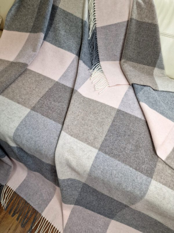 Wolldecke & Wollplaid, 90 % Merinowolle,10% Kaschmir "Faro-Quadrate" grau-braun-rosa – Bild 3