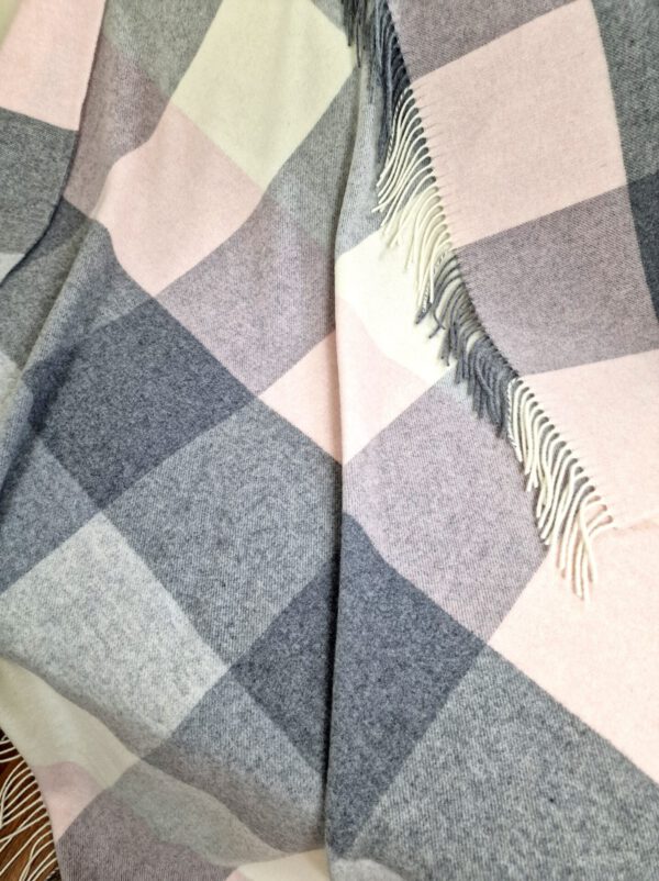 Wolldecke & Wollplaid, 90 % Merinowolle,10% Kaschmir "Faro-Quadrate" rosa-grau-weiß – Bild 4