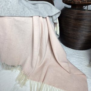 Alternative view of Wolldecke & Wollplaid, 90 % Merinowolle,10% Kaschmir "Faro-Zweifarbig" rosa-grau