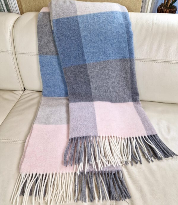 Wolldecke & Wollplaid, 90 % Merinowolle,10% Kaschmir "Faro-Quadrate" rosa-blau-grau – Bild 4