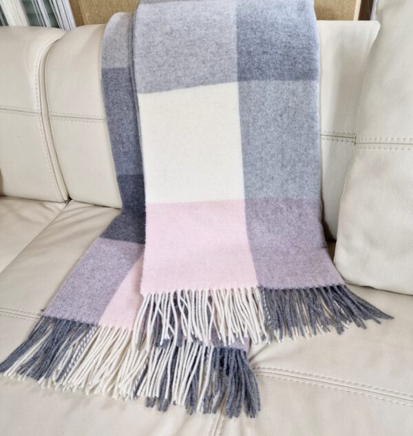 Wolldecke & Wollplaid, 90 % Merinowolle,10% Kaschmir "Faro-Quadrate" rosa-grau-weiß – Bild 5