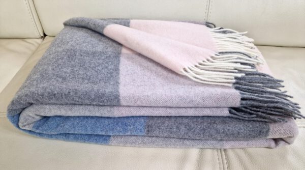 Wolldecke & Wollplaid, 90 % Merinowolle,10% Kaschmir "Faro-Quadrate" rosa-blau-grau – Bild 5