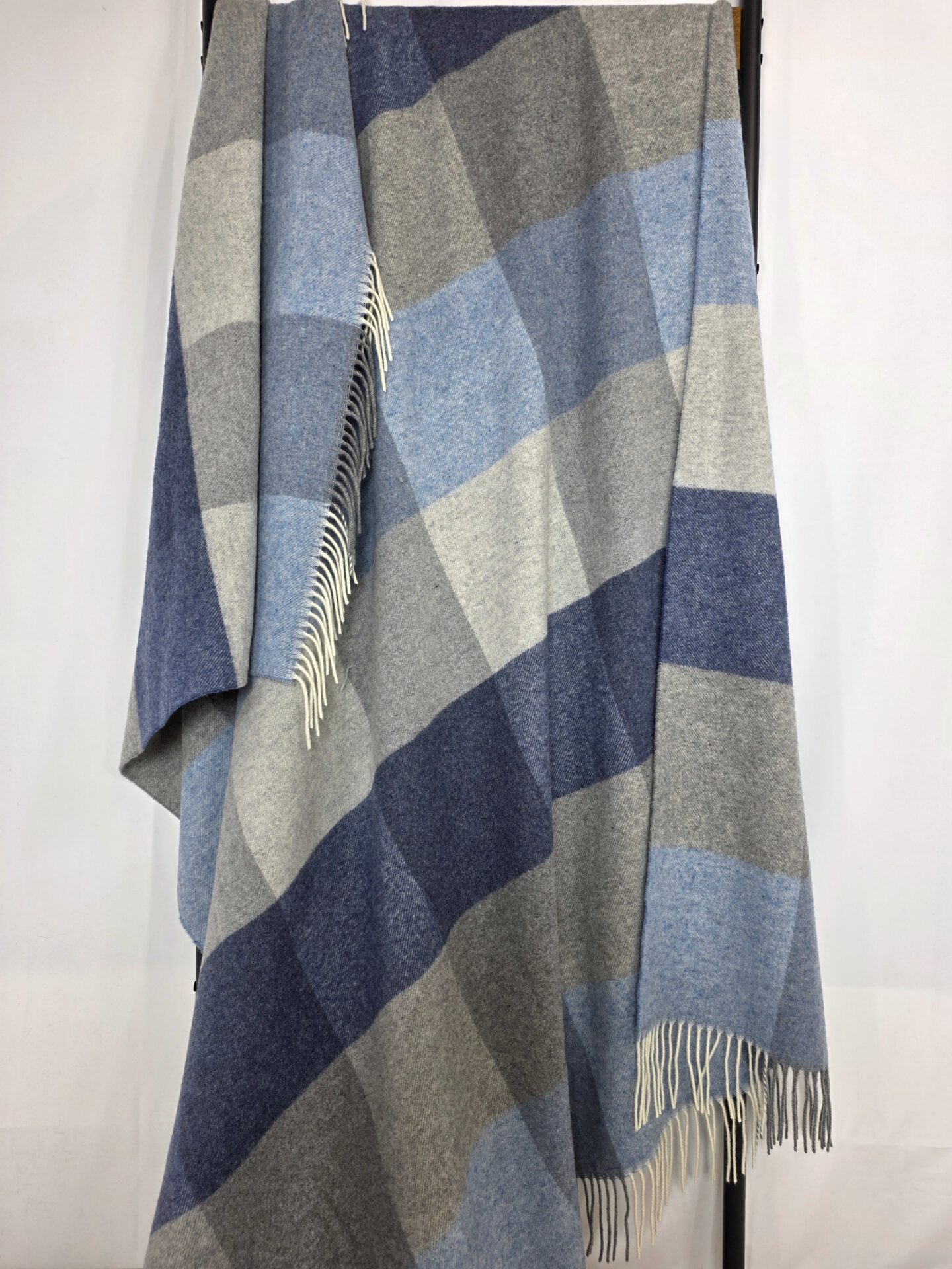 Wolldecke & Wollplaid, 90 % Merinowolle,10% Kaschmir "Faro Q" grau-blau-hellblau – Bild 3