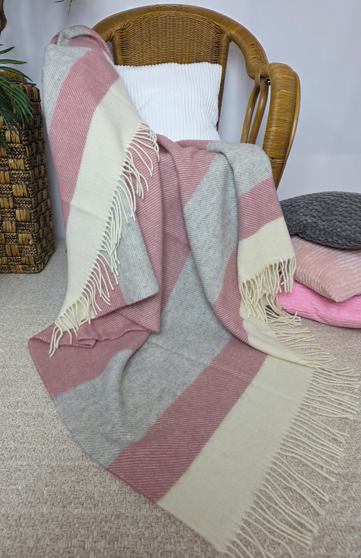 Wollplaid & Wolldecke "Tirol S" rosa-hellgrau-weiß – Bild 3