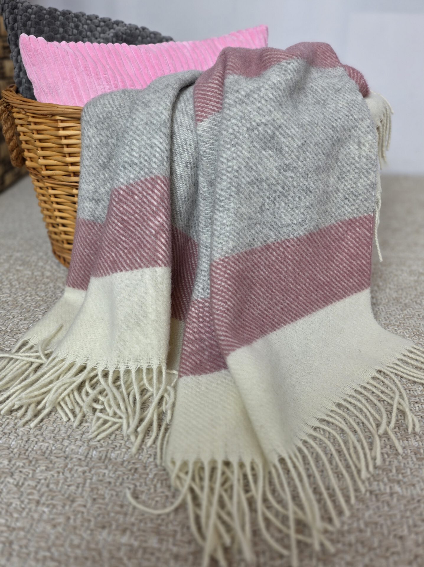 Wollplaid & Wolldecke "Tirol S" rosa-hellgrau-weiß – Bild 4